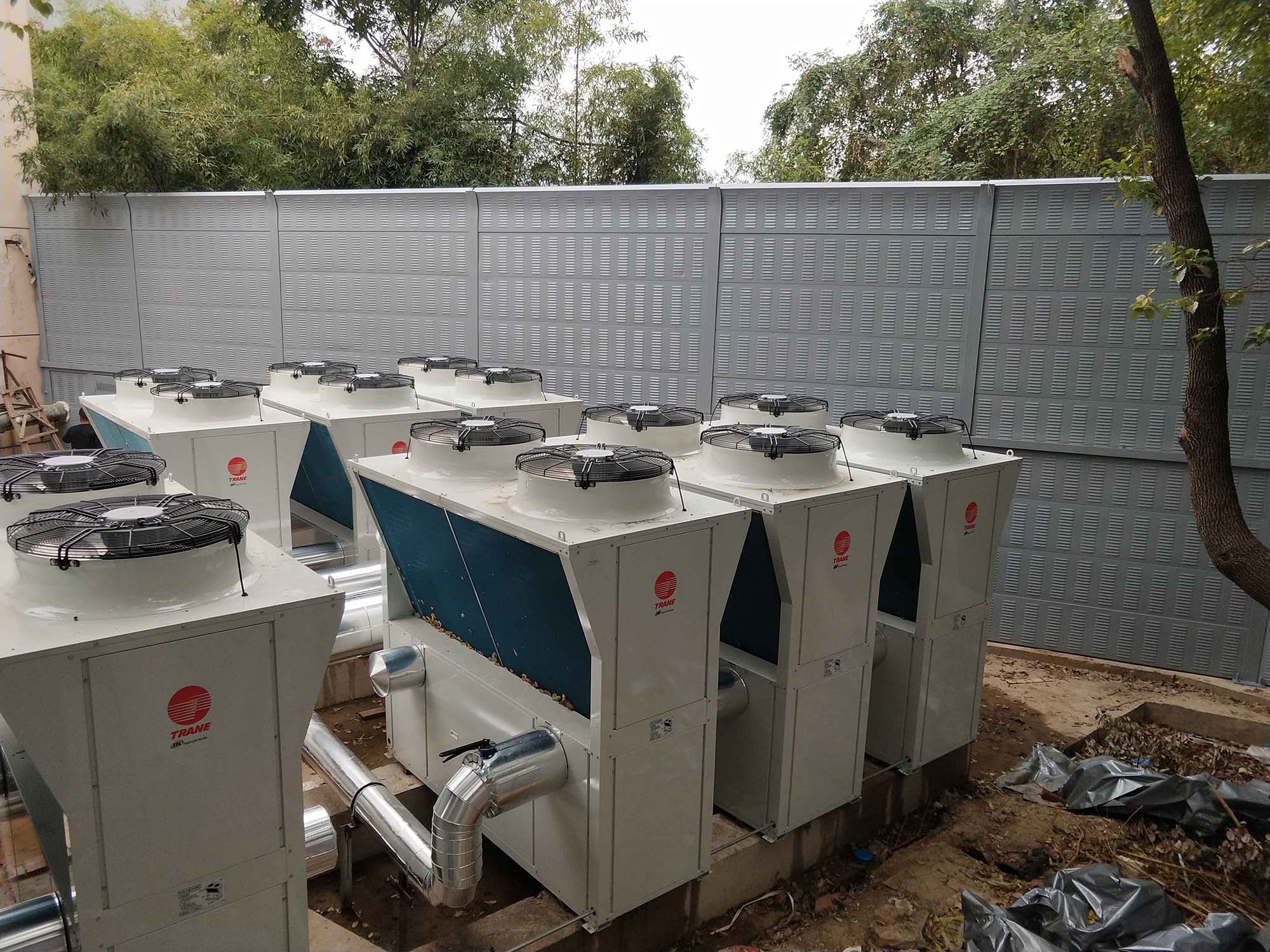 空調主機隔音屏(圖1) 空調主機隔音屏(圖1)